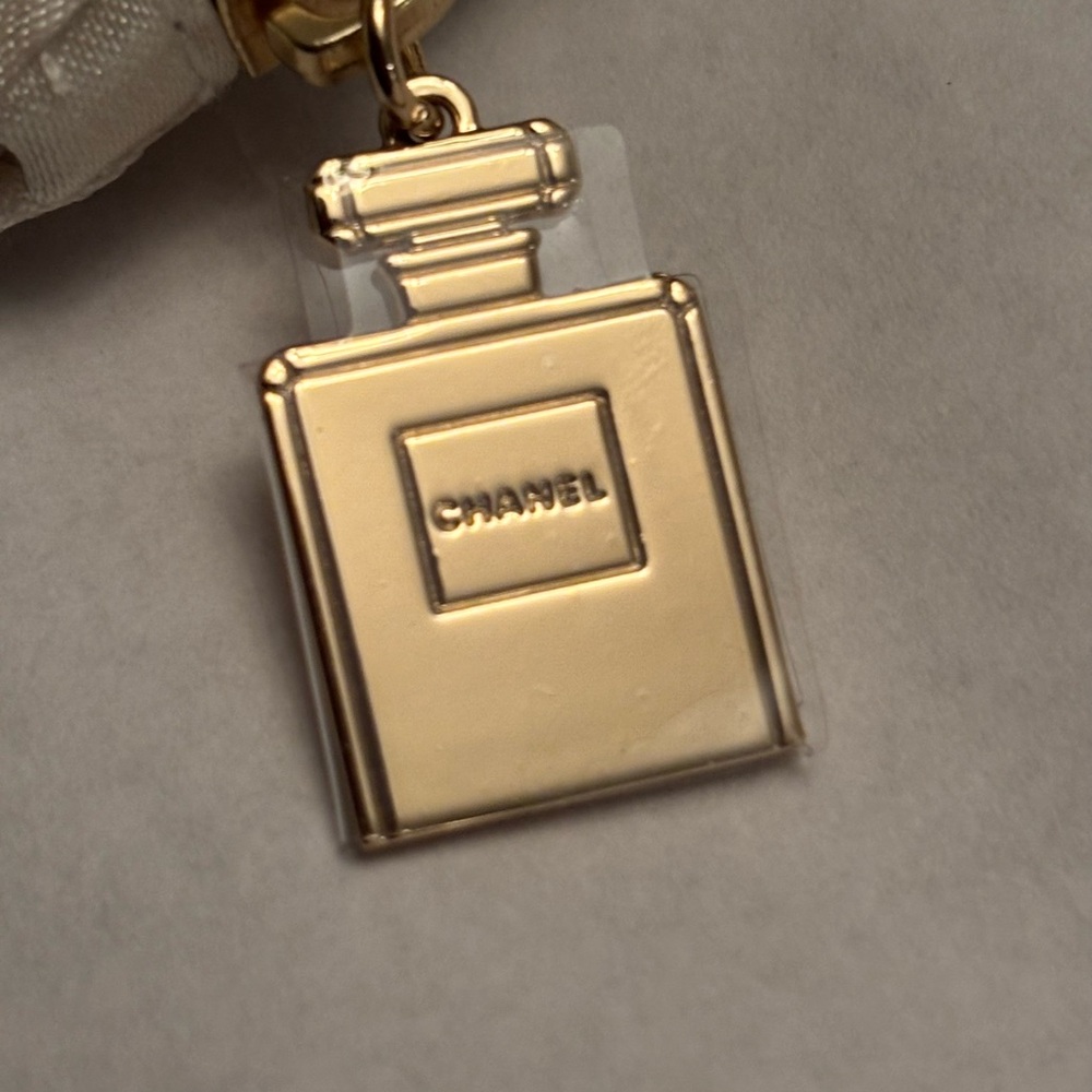 CHANEL Silver Cosmetic Bag - Picture 3 of 5